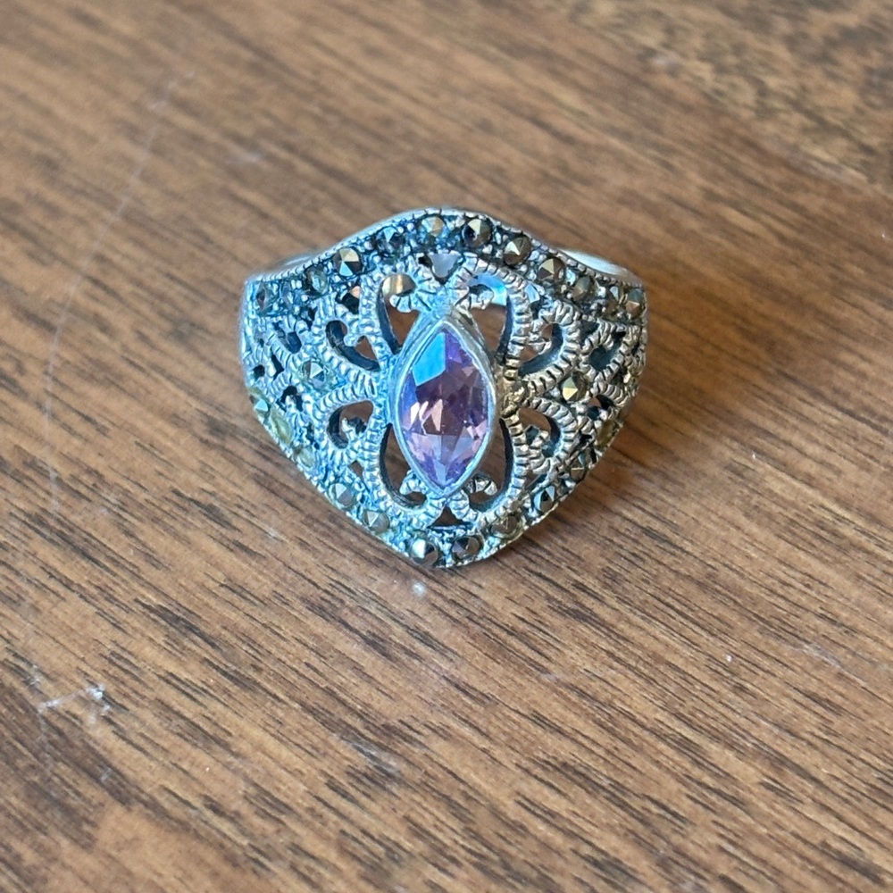Size 8 ring - Picture 3 of 11